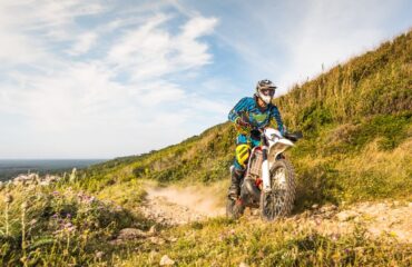 Cómo ajustar la suspensión de tu moto para adaptarla a tu estilo de conducción en el enduro