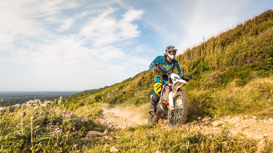 Cómo ajustar la suspensión de tu moto para adaptarla a tu estilo de conducción en el enduro