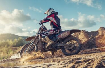 Cómo evitar la fatiga de manos y brazos al sostener el manillar durante el enduro