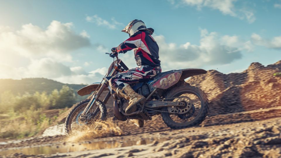 Cómo evitar la fatiga de manos y brazos al sostener el manillar durante el enduro