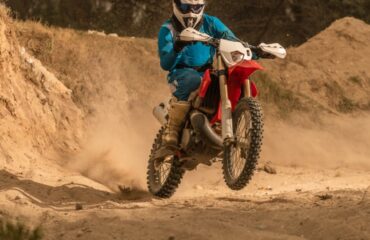 Enduro en Grupo vs. Solo: Ventajas y Desventajas