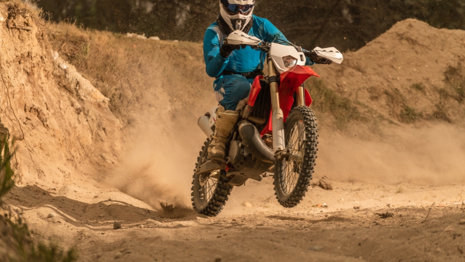 Enduro en Grupo vs. Solo: Ventajas y Desventajas